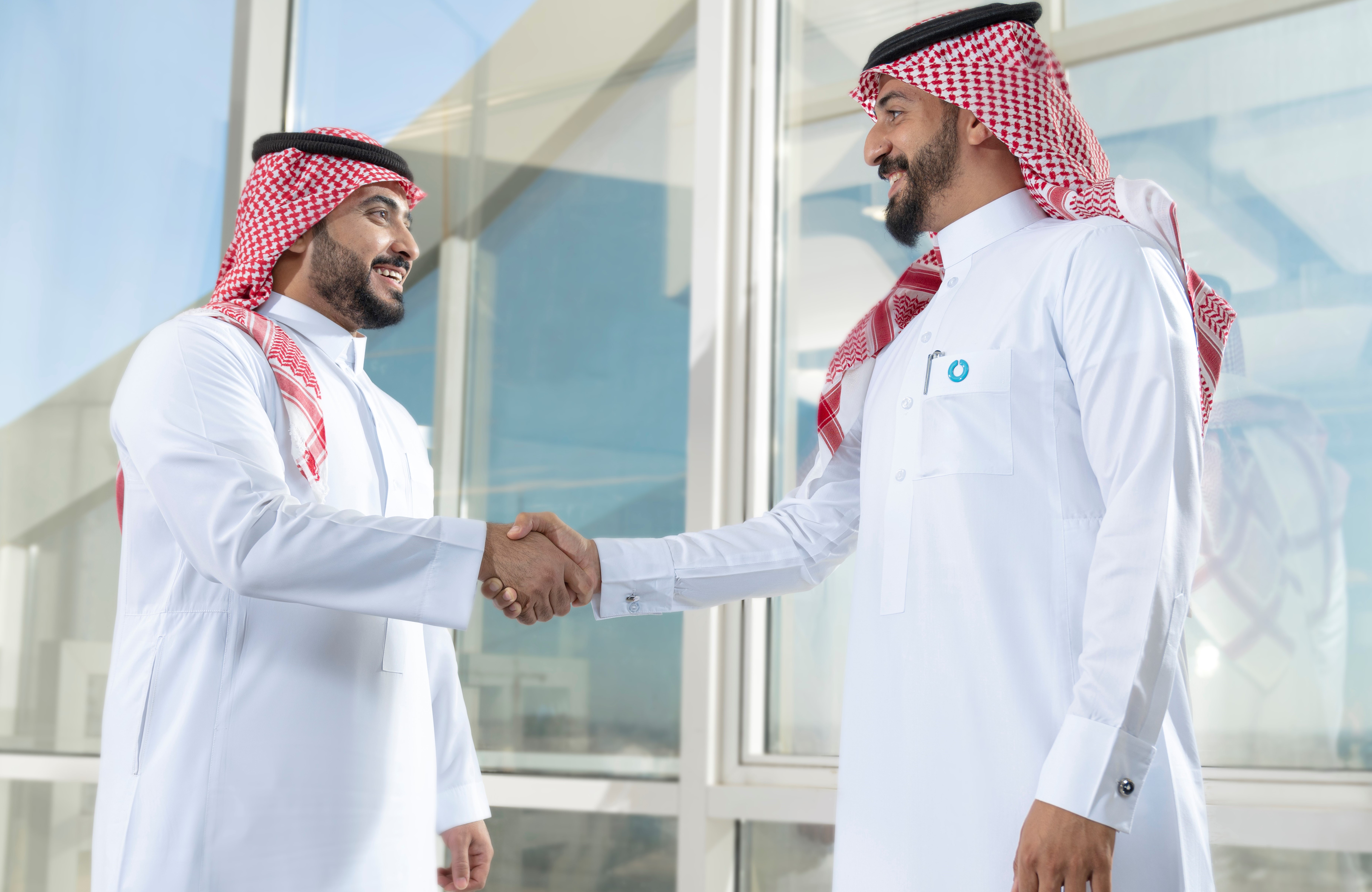 THIQAH Saudi Partnership Shaking Hands Standing DSC02979